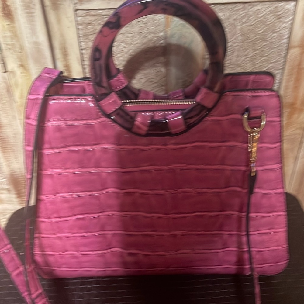 Like New! Pink Crossbody and tote. Excellent condition!
